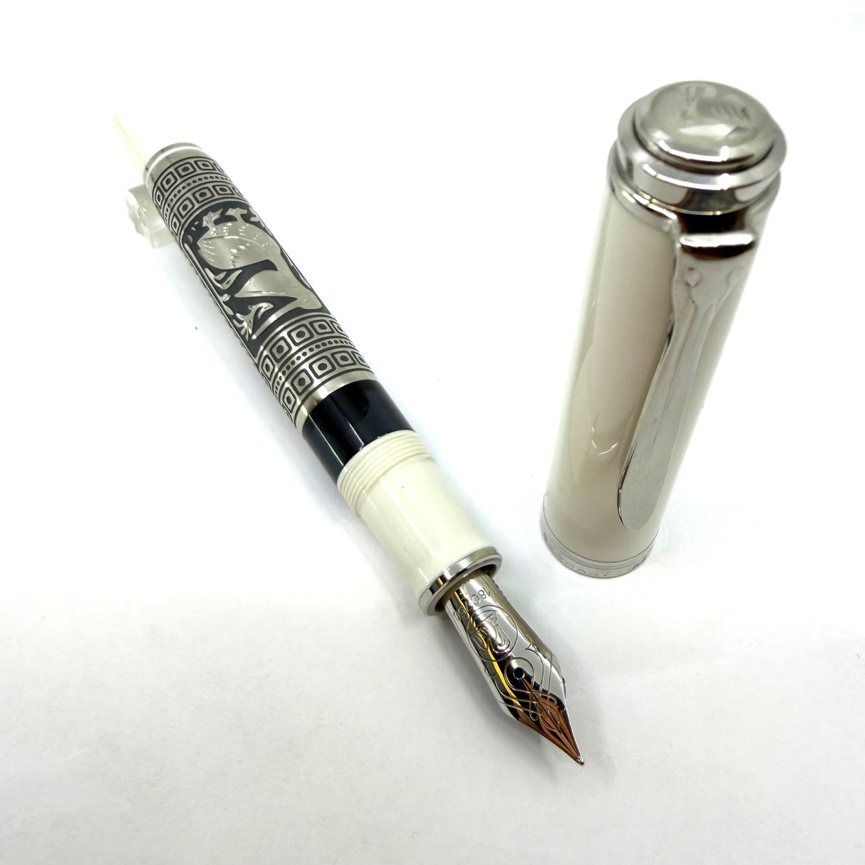 Pelikan M910 White Toledo  Fountain Pen - Fine 18kt Gold Nib