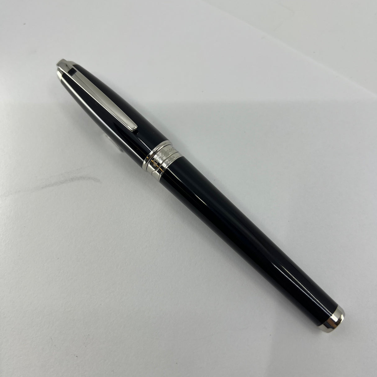 S.T. Dupont Orpheo (Largest Size) Black Laque de Chine  Fountain Pen - Medium 18kt Gold Nib