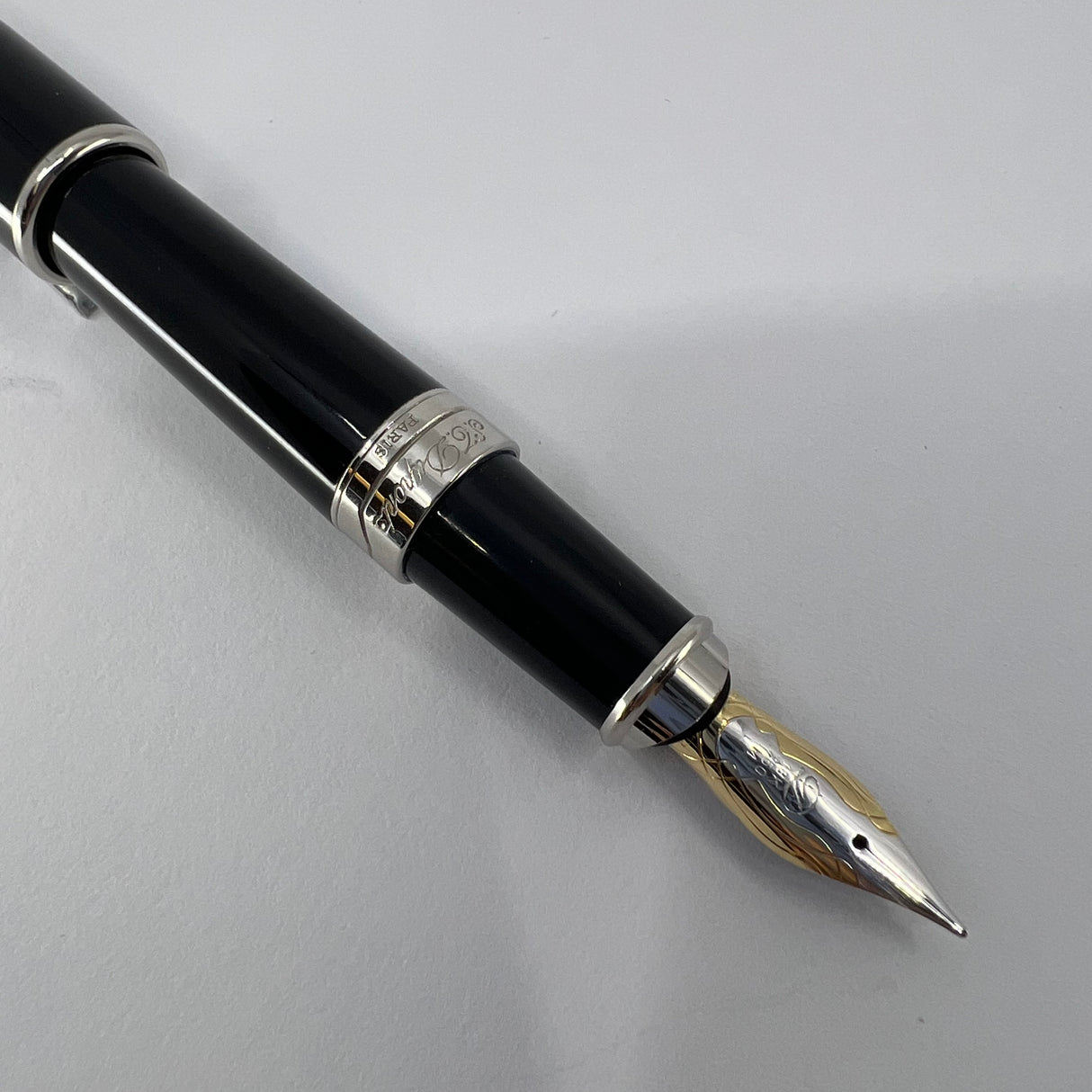 S.T. Dupont Orpheo (Largest Size) Black Laque de Chine  Fountain Pen - Medium 18kt Gold Nib