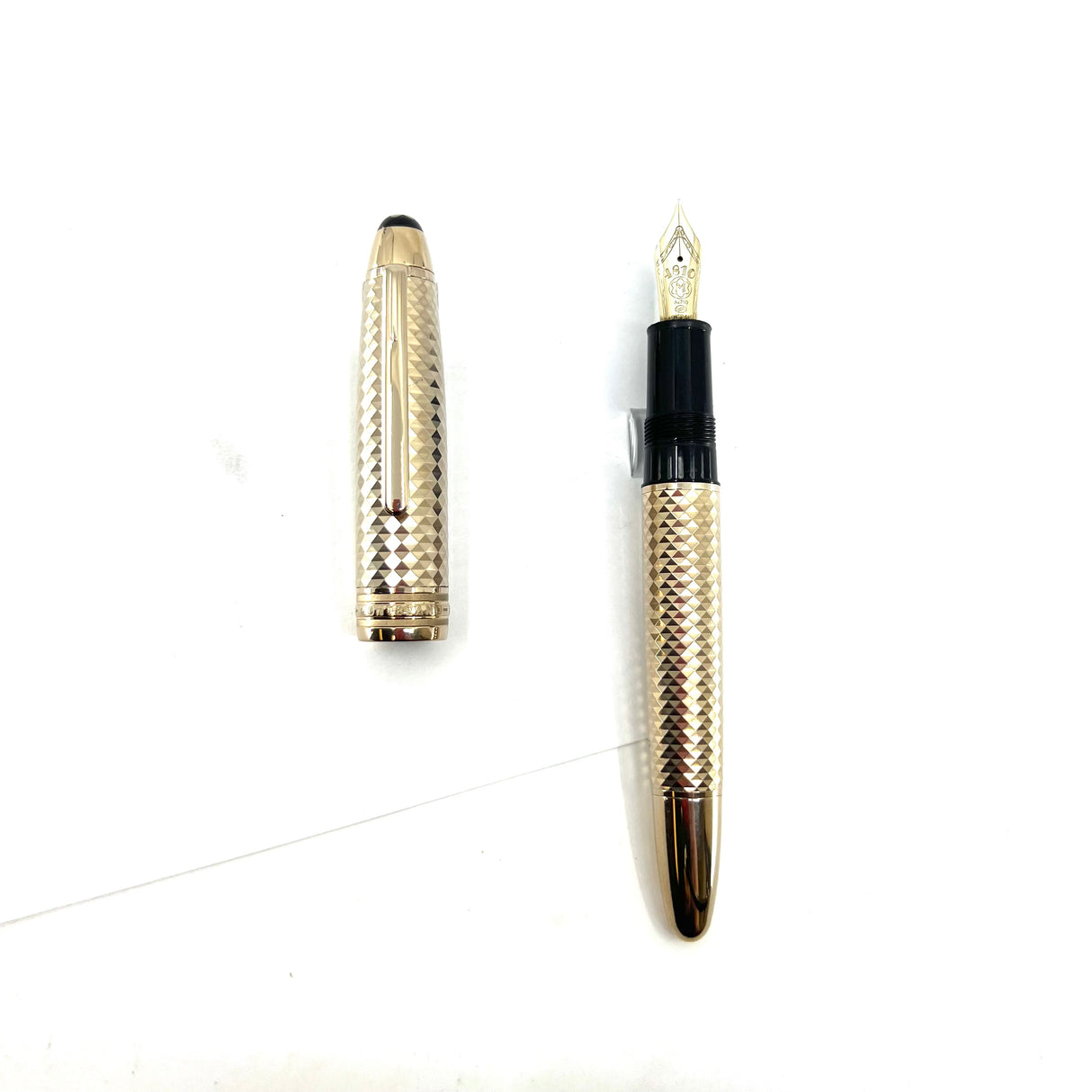 Montblanc Solitaire Geometric Dimension Gold-Plated LeGrand #146  Fountain Pen - Fine 18kt Gold Nib