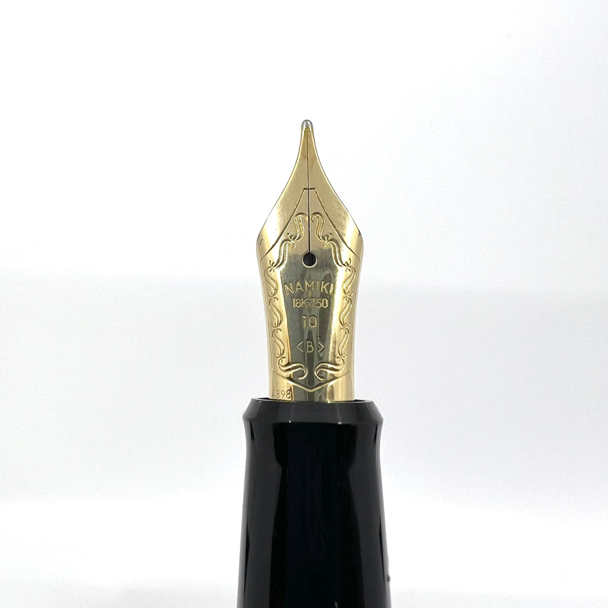 Namiki Yukari Panda Limited Edition Maki-e Fountain Pen - Broad 18kt Gold Nib