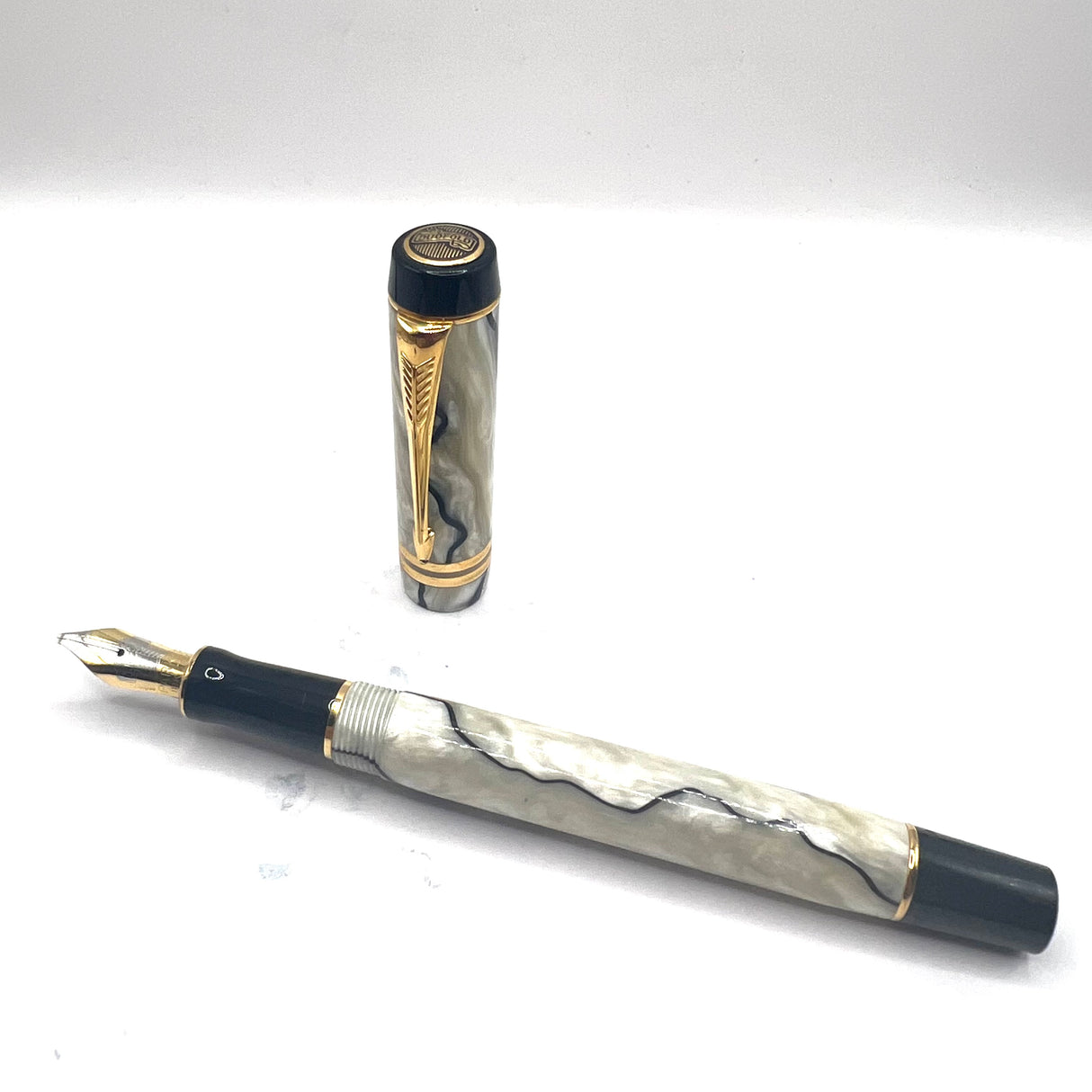 Parker International (Standard Size) Pearl & Black Duofold Fountain Pen  -  ITALIC BROAD 18kt Gold Nib