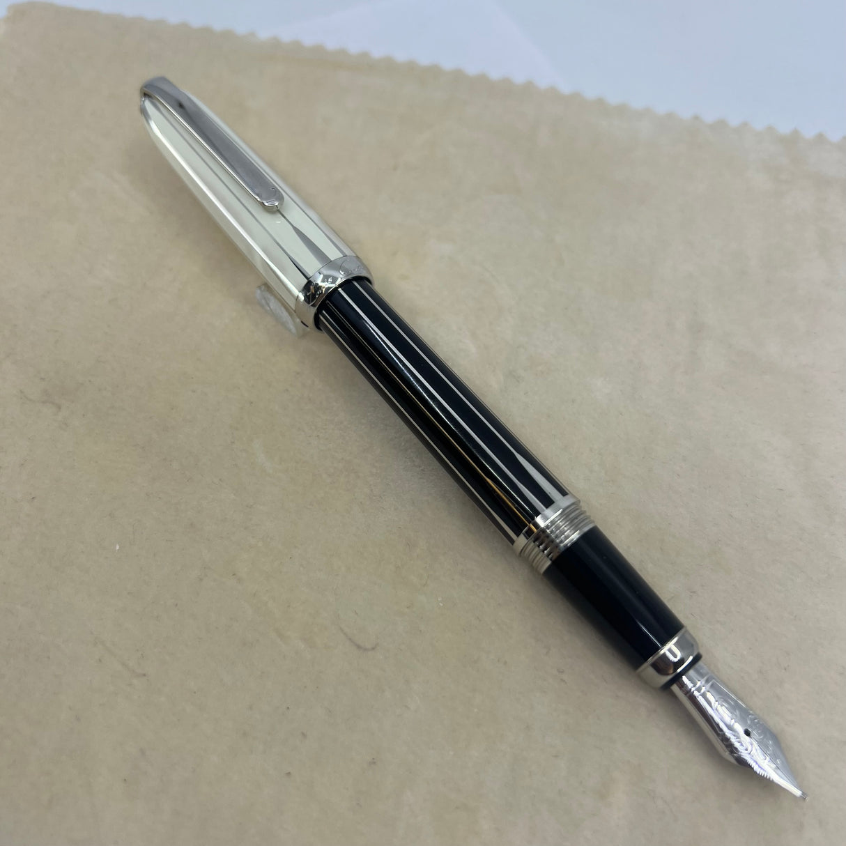 Cartier Backgammon Limited Edition Fountain Pen  - Fine 18kt Gold Nib