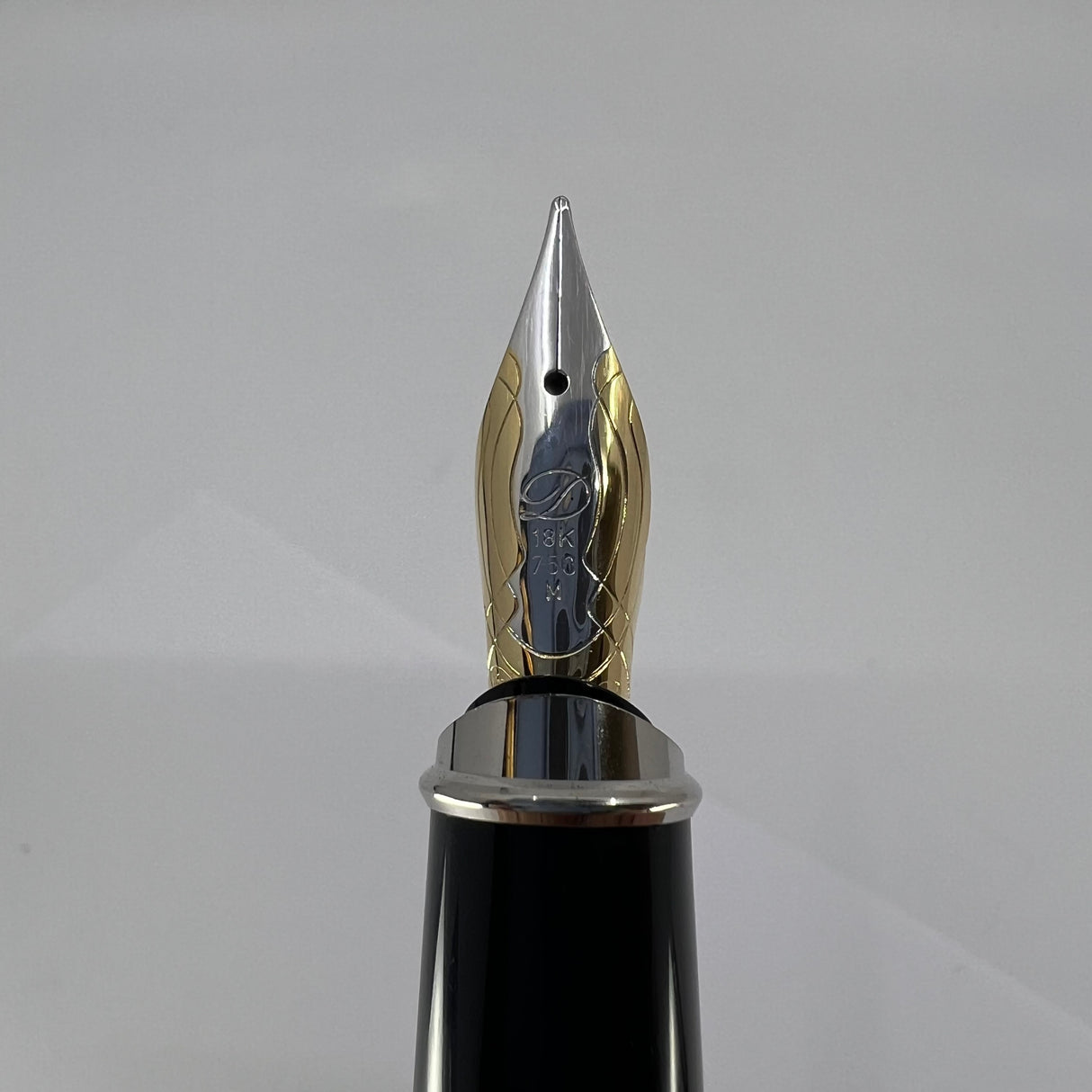 S.T. Dupont Orpheo (Largest Size) Black Laque de Chine  Fountain Pen - Medium 18kt Gold Nib