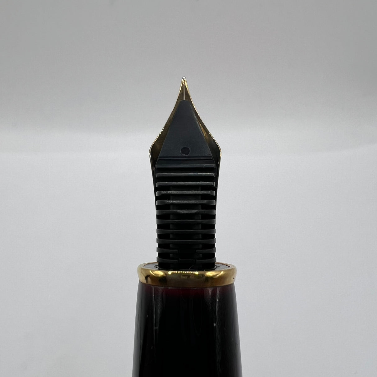 Platinum Izumo Urushi Akatame(Red) Hand Painted Lacquer Oversized Fountain Pen  - Fine 18kt Gold Nib