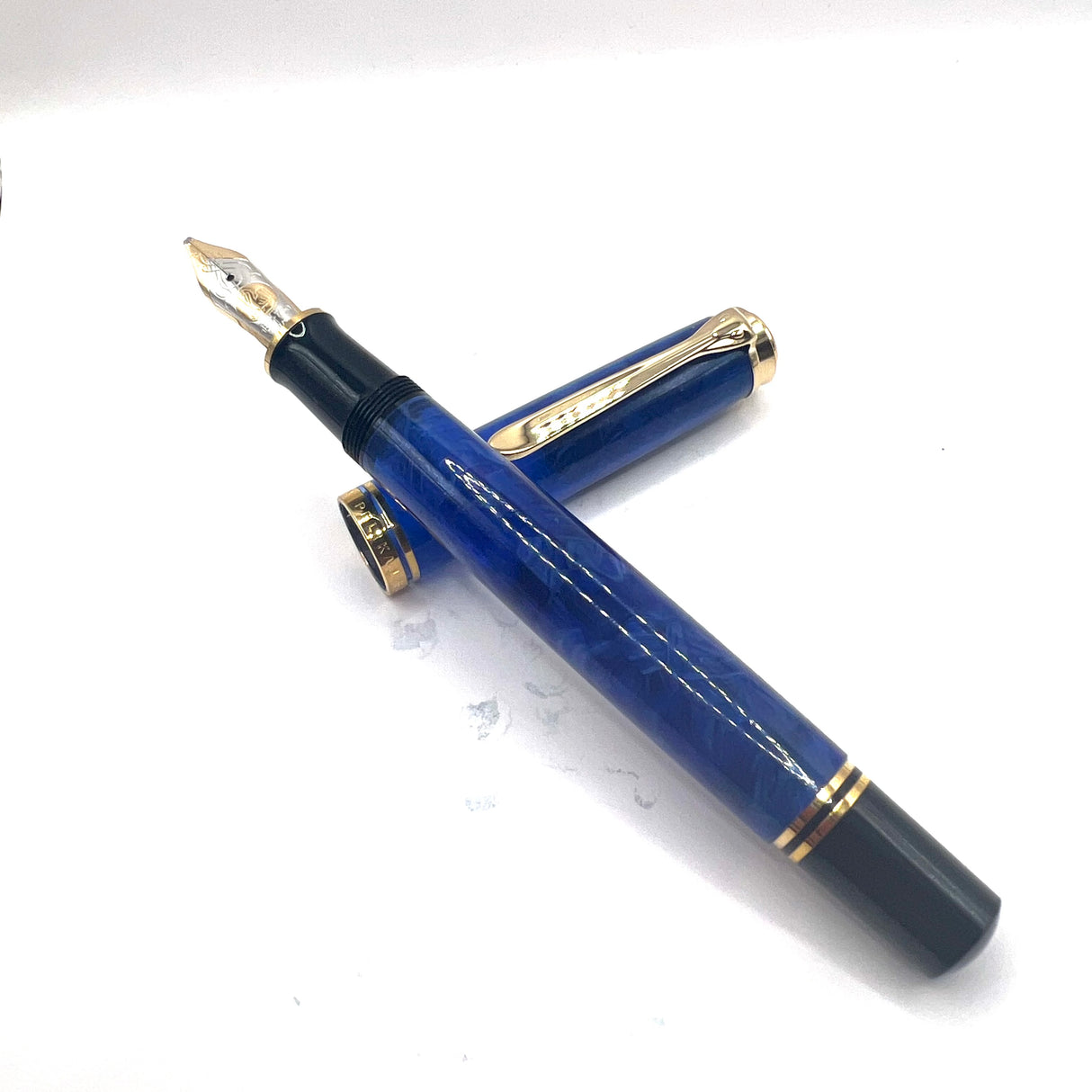 Pelikan Souveran M800 Marbled Blue O' Blue Fountain Pen - ITALIC BROAD 18kt Gold Nib