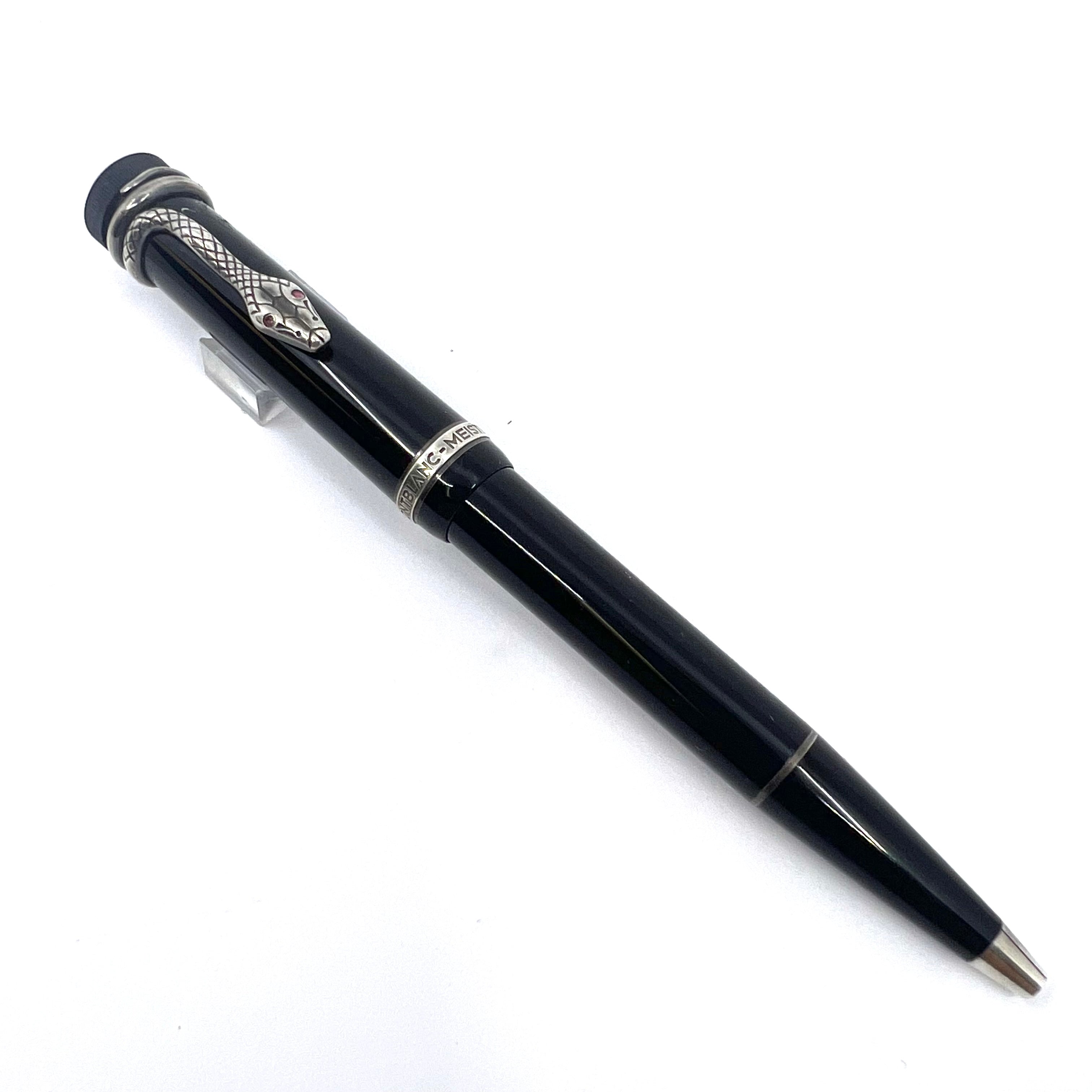6166F1D0-50DC-4CC2-93AB-