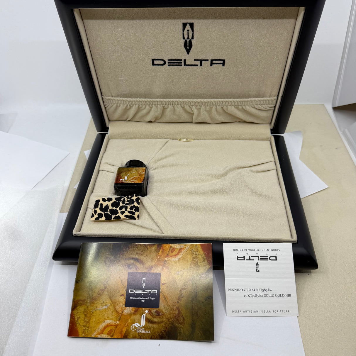 Delta Roma Imperiale Oversized Green/Black Ebonite Fountain Pen - Overized Medium 14kt Gold Nib (Copy)