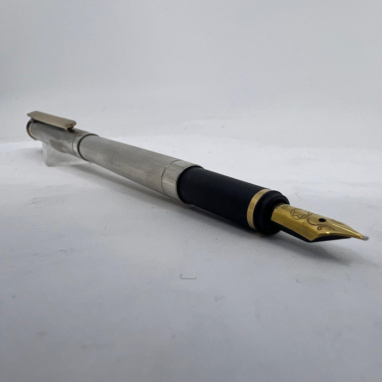 Montblanc Noblesse Silver-Plated Etched Vertical Lines Fountain Pen  - Fine 18kt Gold Nib