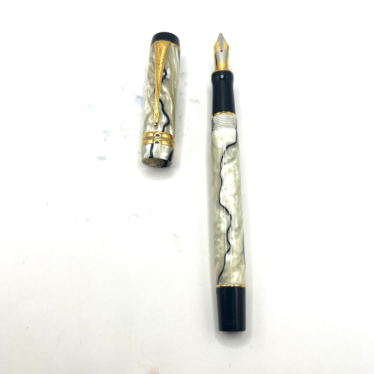 Parker International (Standard Size) Pearl & Black Duofold Fountain Pen  -  ITALIC BROAD 18kt Gold Nib