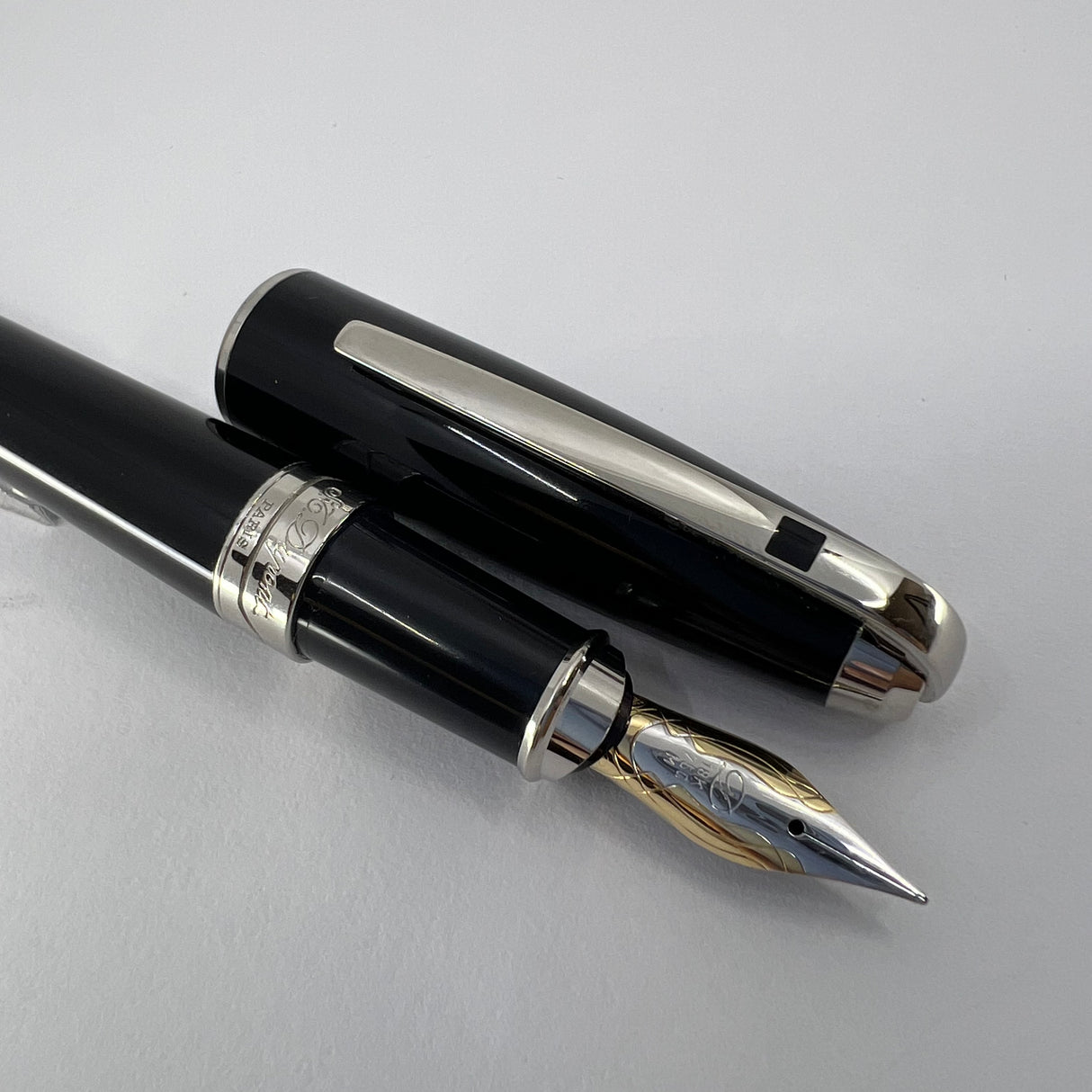 S.T. Dupont Orpheo (Largest Size) Black Laque de Chine  Fountain Pen - Medium 18kt Gold Nib