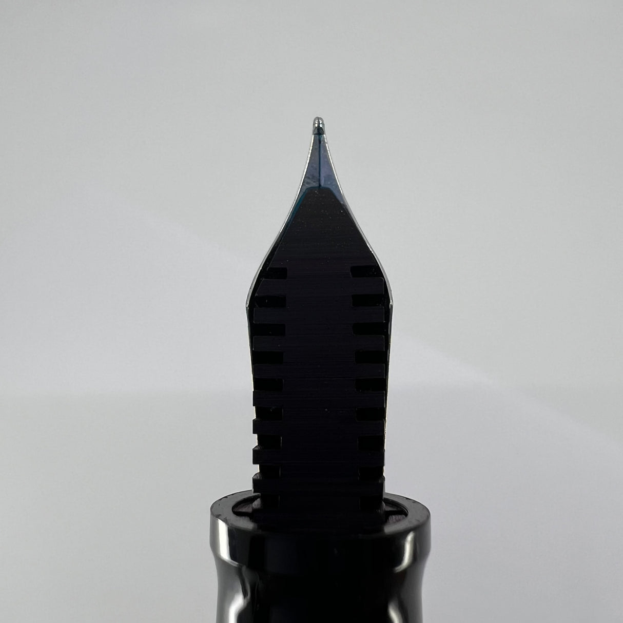 OMAS Doue Facetted Large Paragon Fountain Pen - Sterling Silver Cap - Fine 18kt Gold Nib
