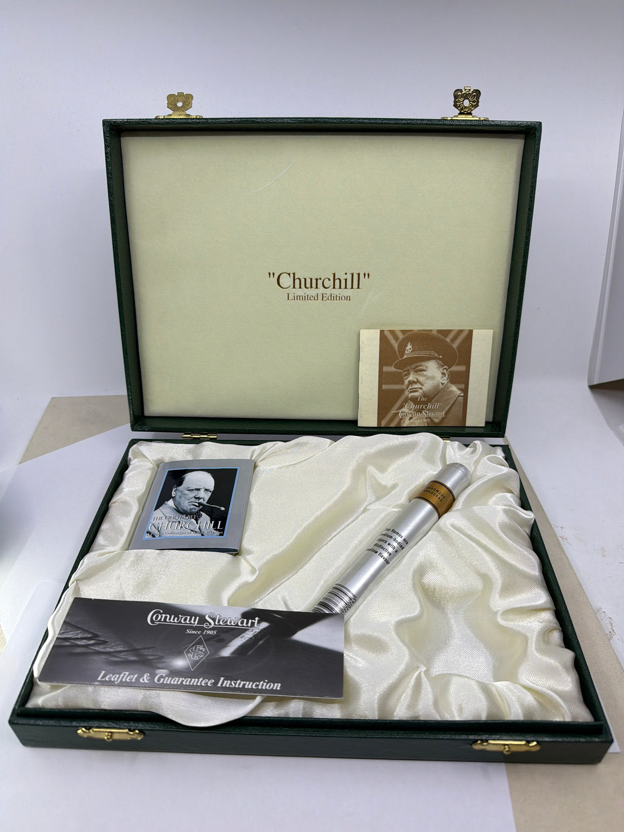 Conway Stewart Duro Heritage Etched Black Limited Edition Fountain Pen  - Fine 18kt Gold Nib