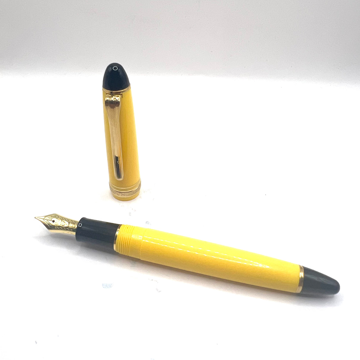 Sailor 1911 Standard Size Yellow Fountain Pen   - Medium 18kt Gold Nib