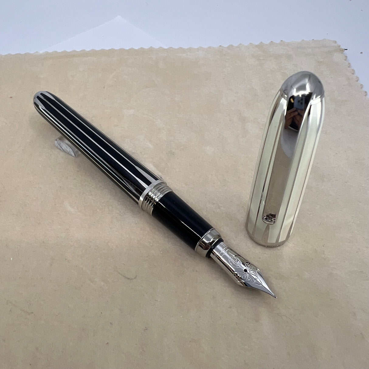Cartier Backgammon Limited Edition Fountain Pen  - Fine 18kt Gold Nib