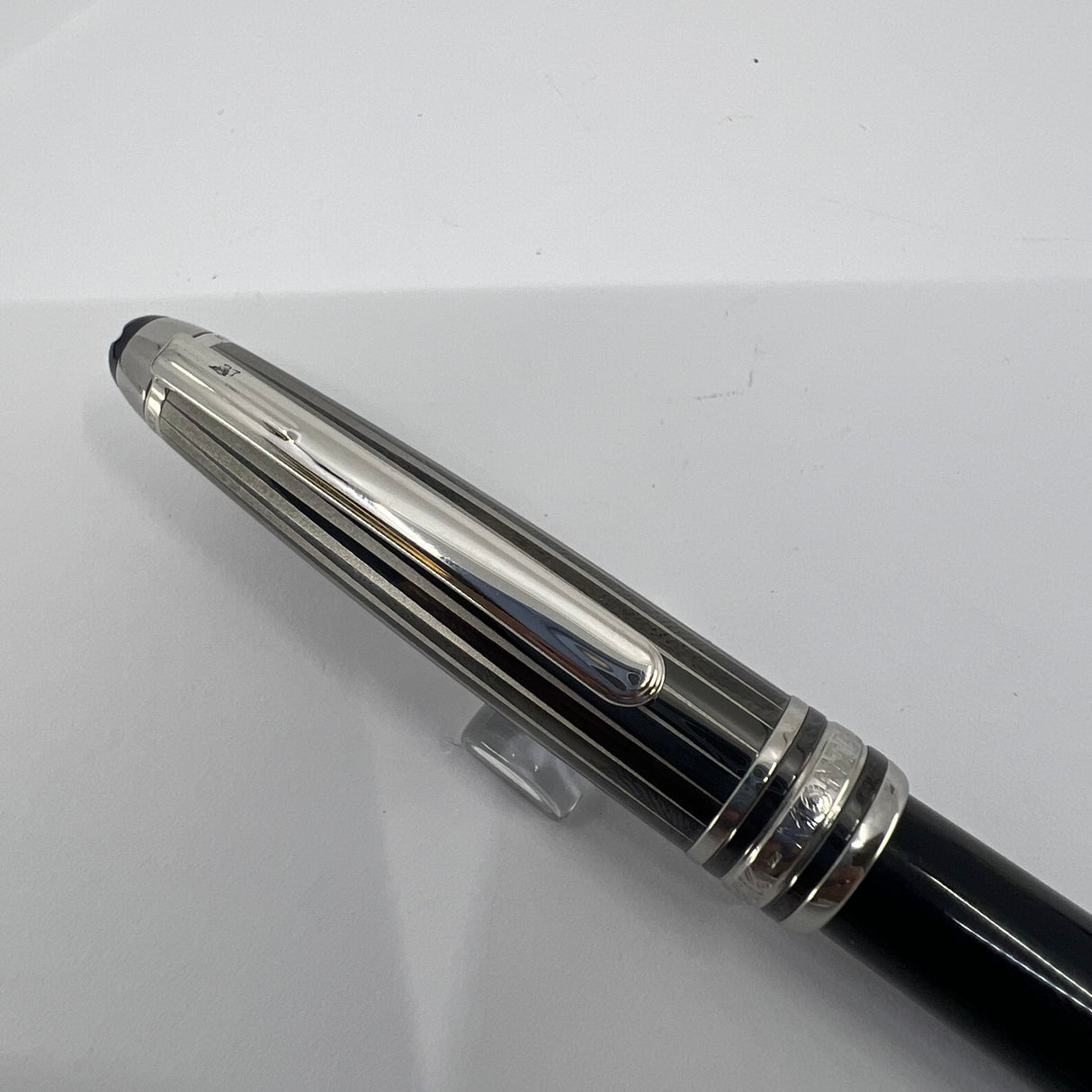 Montblanc Solitaire Doue Black & White #145  Fountain Pen - Medium 18kt Gold  Nib