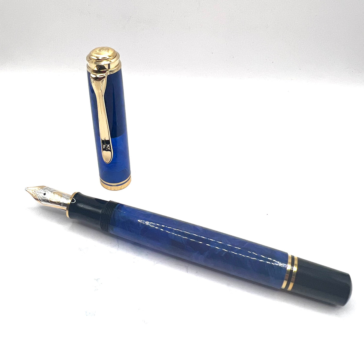 Pelikan Souveran M800 Marbled Blue O' Blue Fountain Pen - ITALIC BROAD 18kt Gold Nib