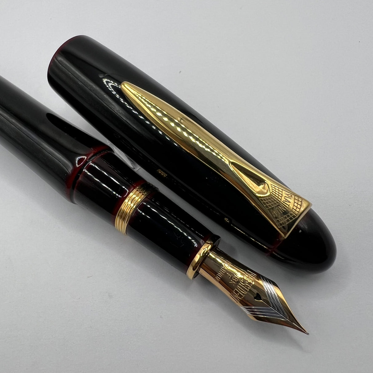 Platinum Izumo Urushi Akatame(Red) Hand Painted Lacquer Oversized Fountain Pen  - Fine 18kt Gold Nib