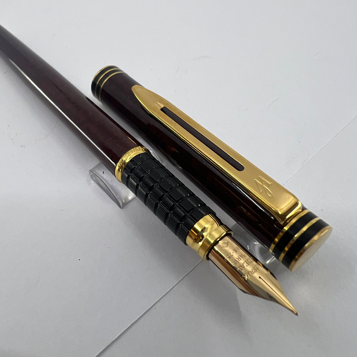 Waterman Exclusive Burgundy & Black Marble Lacquered Fountain  Pen - Fine 18kt Gold  Nib