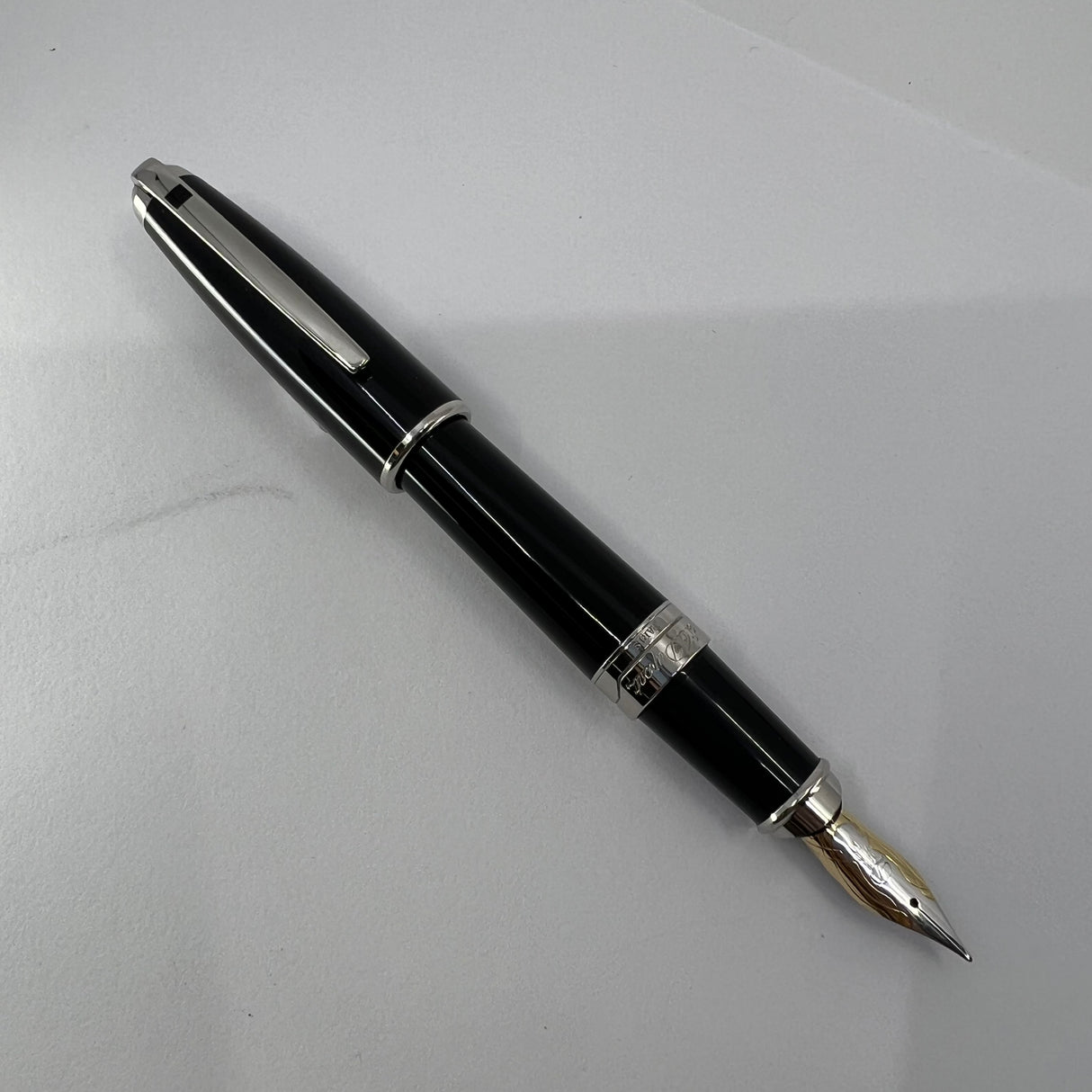 S.T. Dupont Orpheo (Largest Size) Black Laque de Chine  Fountain Pen - Medium 18kt Gold Nib