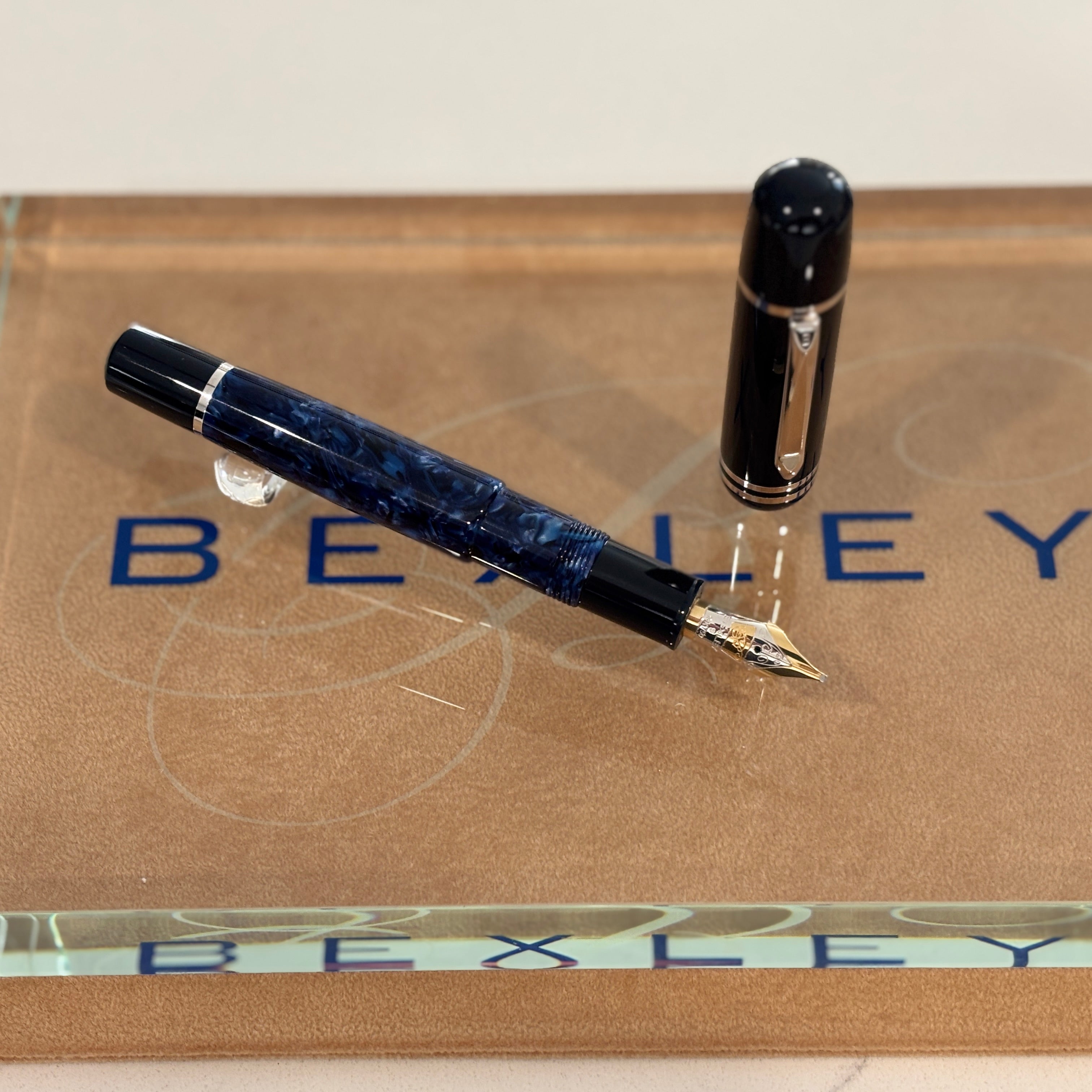 BEXLEY 青いマーブル万年筆 M Bexley Magnum Poseidon Blue Marble Fountain Pen – Fountain Pen
