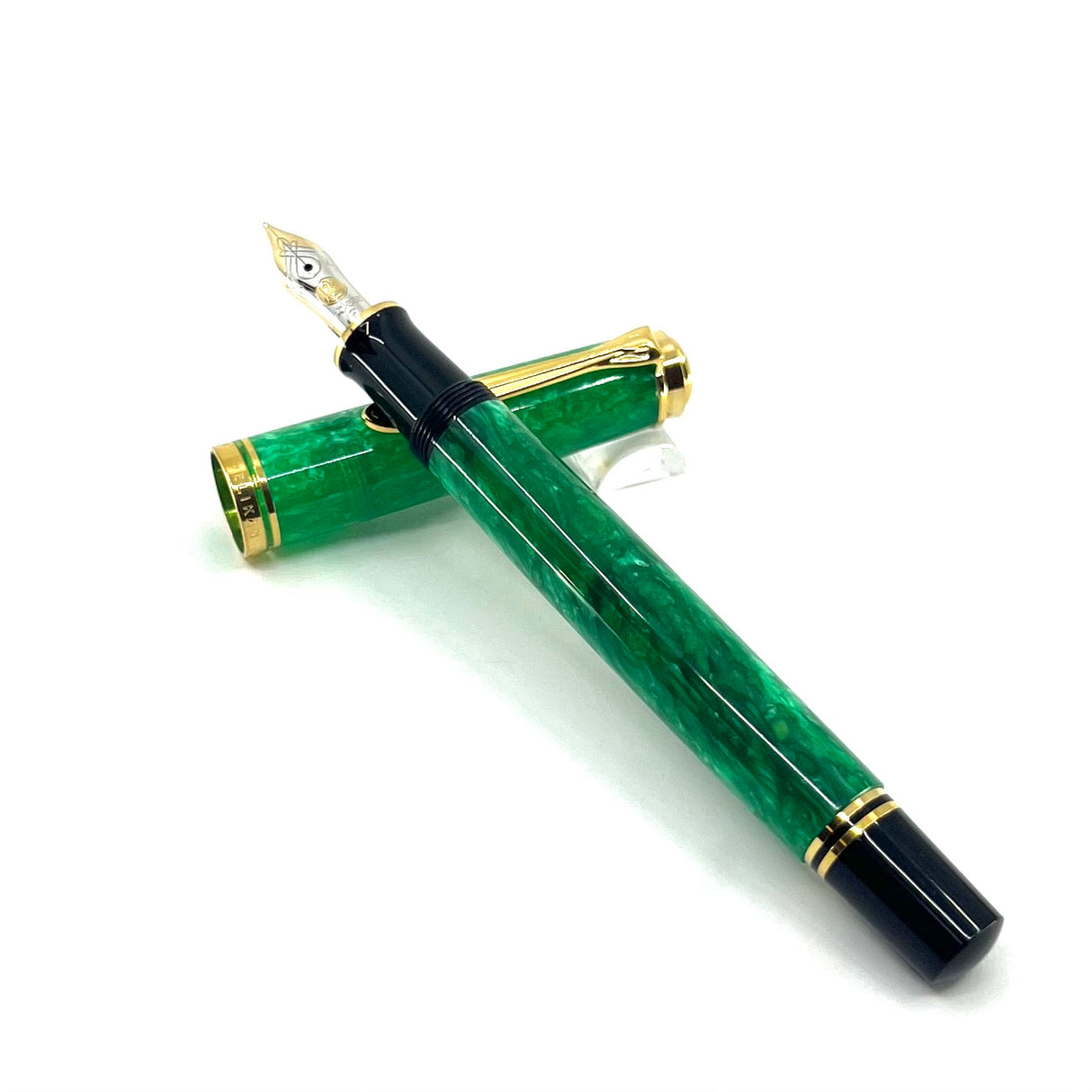 Pelikan Souveran M600 Marbled Vibrant Green Special Edition Fountain  Pen  - Fine 14kt  Gold Nib