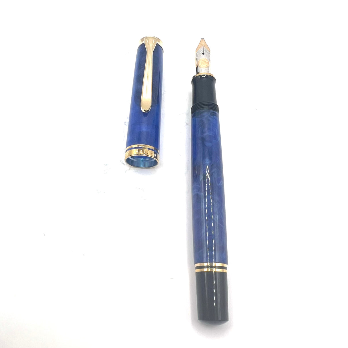 Pelikan Souveran M800 Marbled Blue O' Blue Fountain Pen - ITALIC BROAD 18kt Gold Nib
