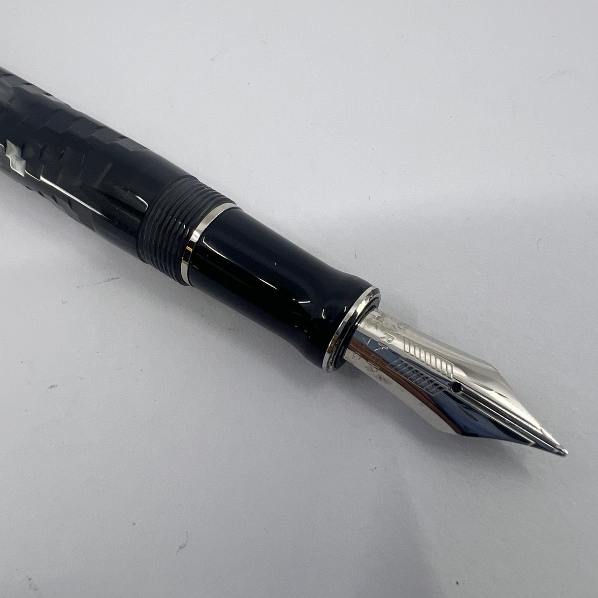 Parker  DNA Duofold Limited Edition Fountain Pen  - Medium 18kt Gold  Nib