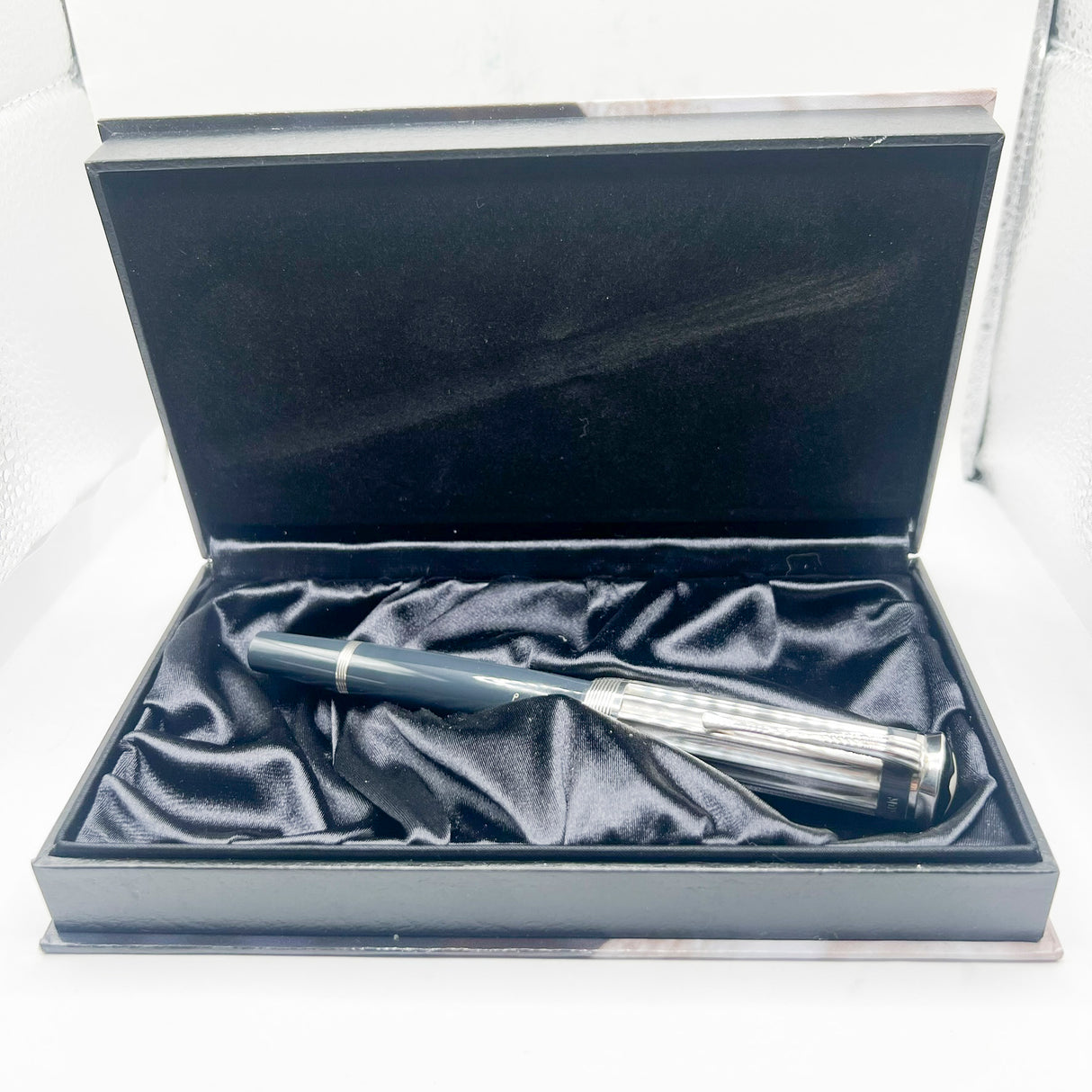 Montblanc Charles Dickens Writer Series Limited Edition Fountain Pen - Medium 18kt Gold Nib