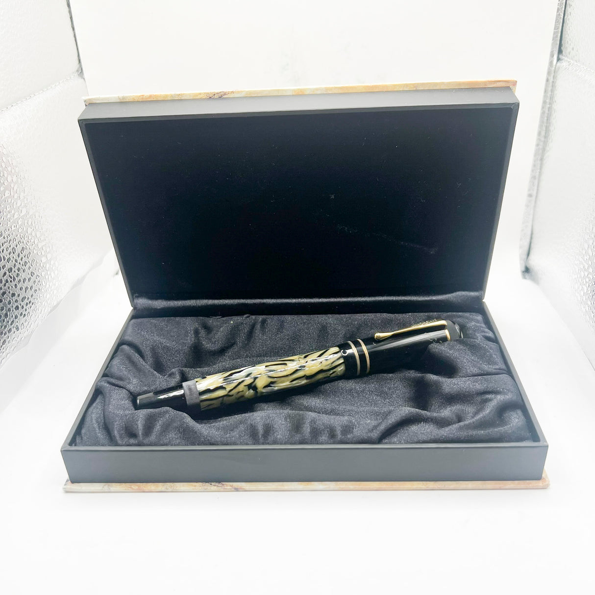 Montblanc Oscar Wilde Writer Series Limited Edition Fountain Pen - Fine 18kt Gold Nib