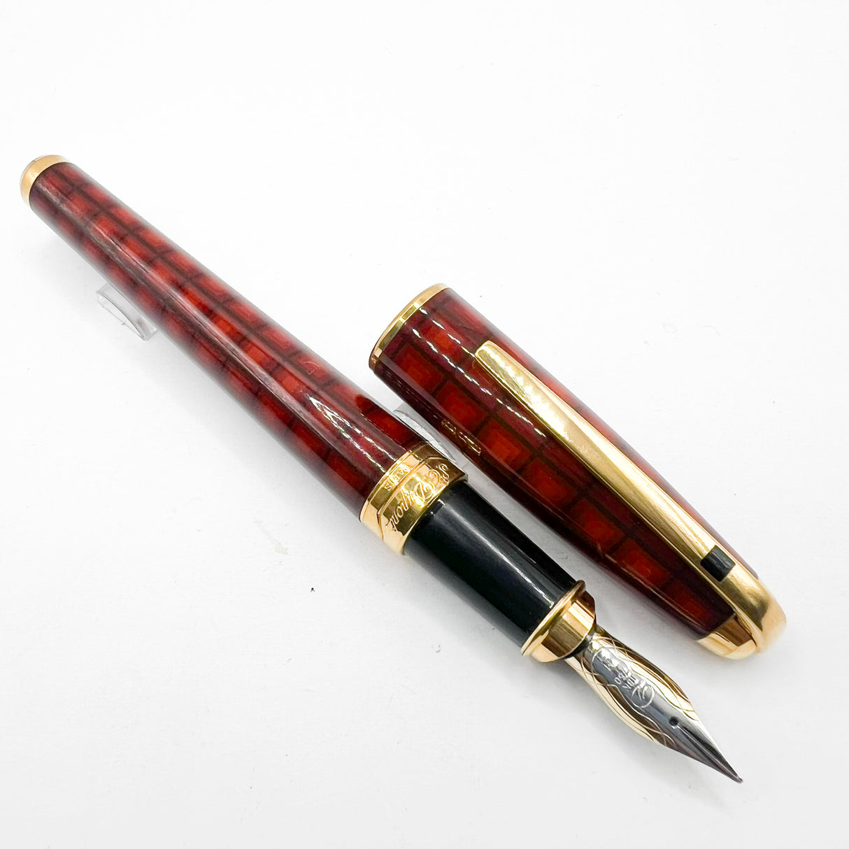 S.T. Dupont Orpheo Vertigo Largest Size Fountain Pen - Medium 18kt Gold Nib