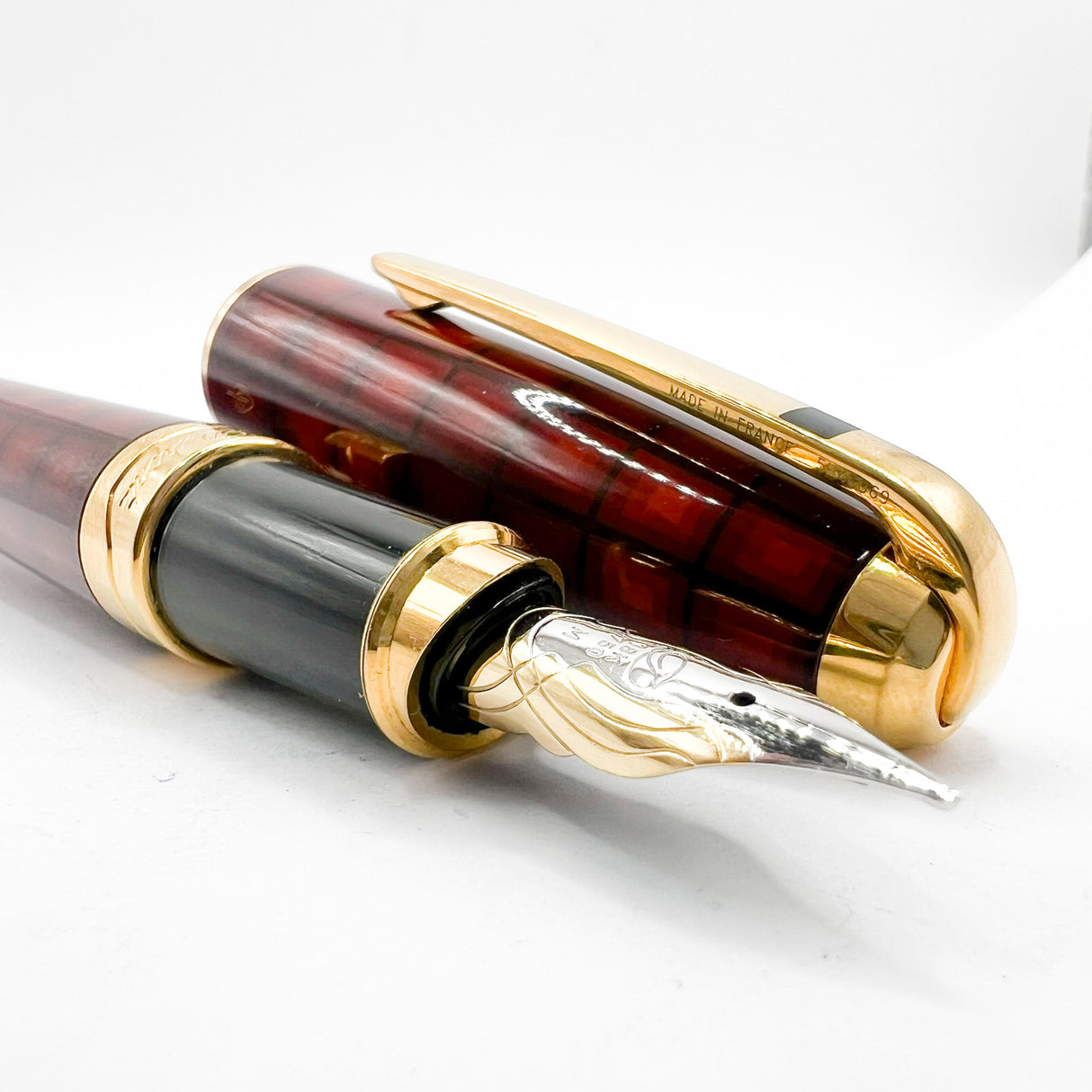 S.T. Dupont Orpheo Vertigo Largest Size Fountain Pen - Medium 18kt Gold Nib