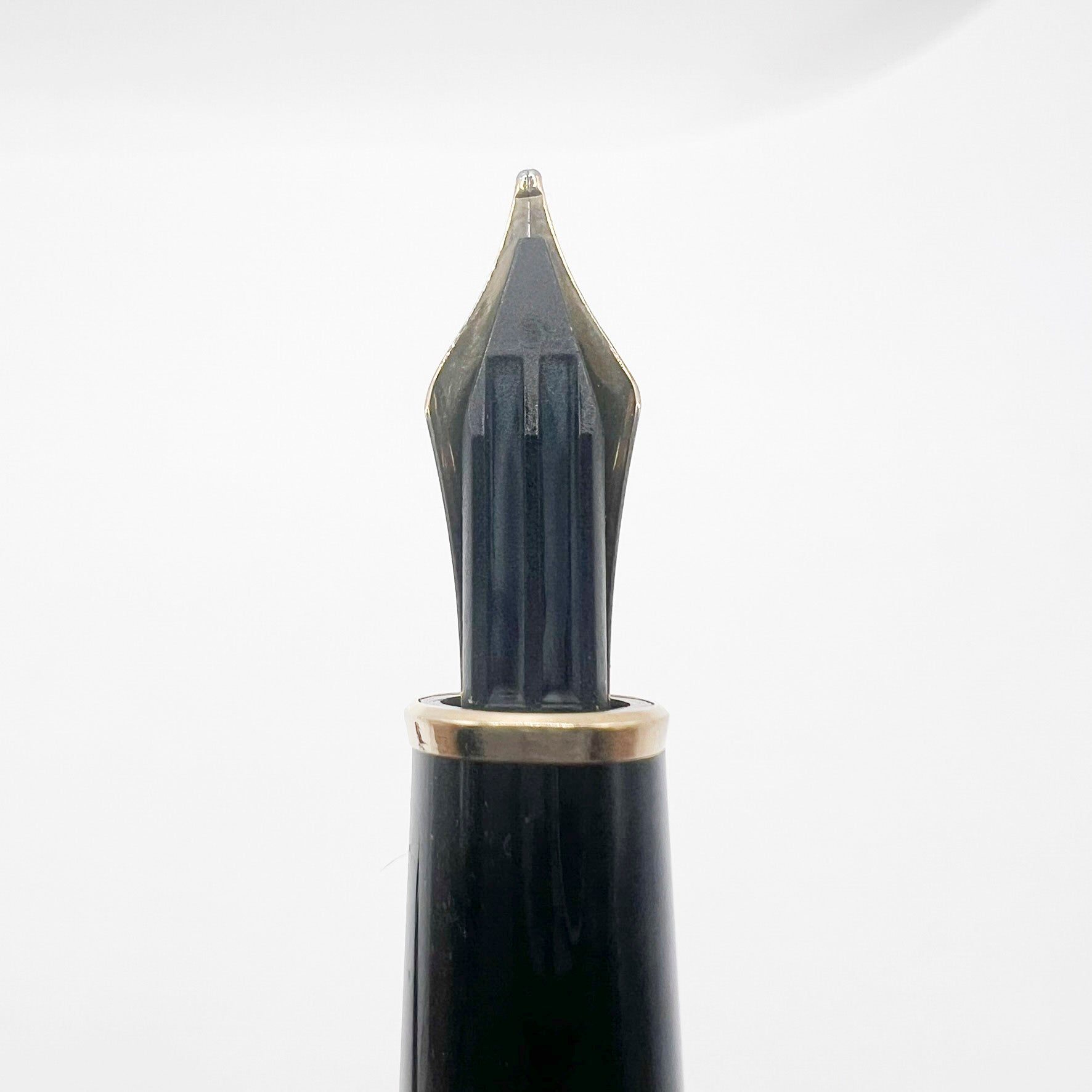 Montblanc Classique #144 Black Resin Fountain Pen - Medium 14kt