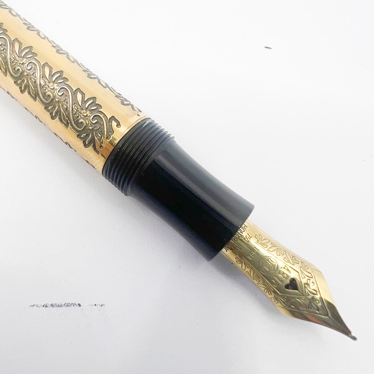 Montblanc Louis XIV Patron of the Arts Limited Edition Fountain Pen - Medium 18kt Gold Nib