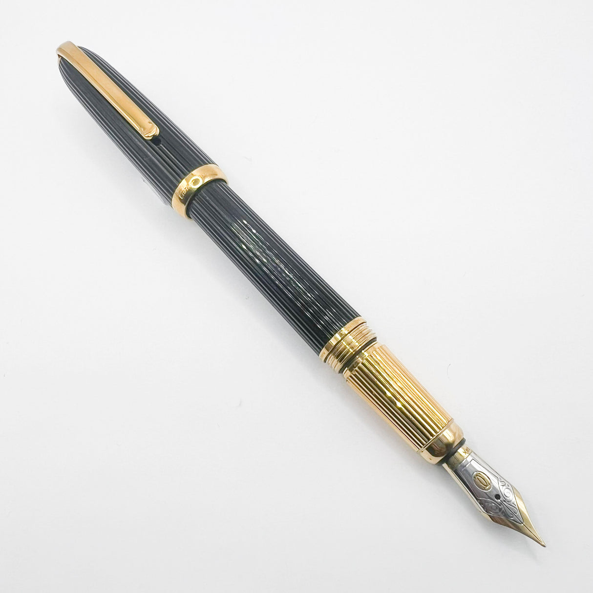 Cartier - Louis Cartier Black Fluted Fountain Pen - Fine 18kt Gold Nib