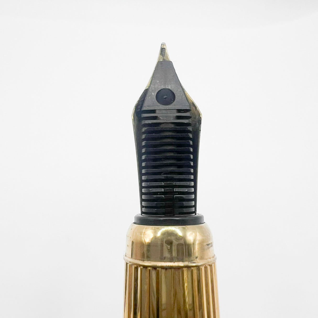 Cartier - Louis Cartier Black Fluted Fountain Pen - Fine 18kt Gold Nib