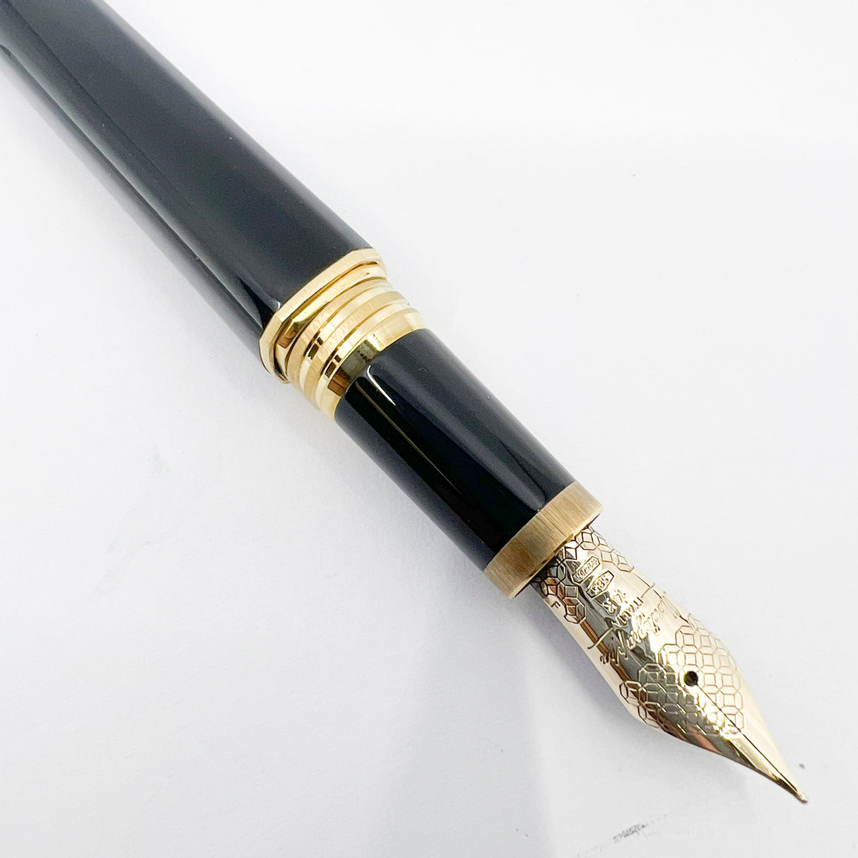 Montegrappa Quatttro Zero Black Squared / Brushed Gold-Plated Trim Fountain Pen - Fine 14kt Gold Nib