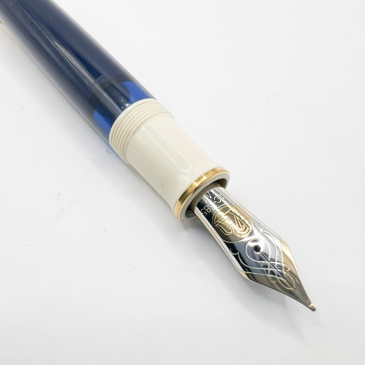 Pelikan M800 Special Edition Midnight Blue/Cream Fountain Pen - Flexible Medium 14kt Gold Nib