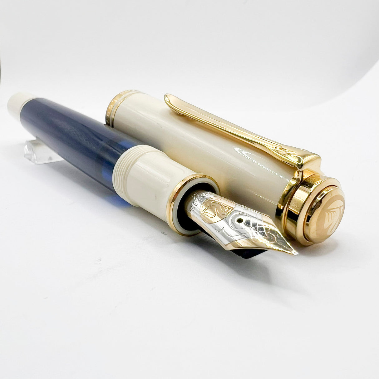 Pelikan M800 Special Edition Midnight Blue/Cream Fountain Pen - Flexible Medium 14kt Gold Nib