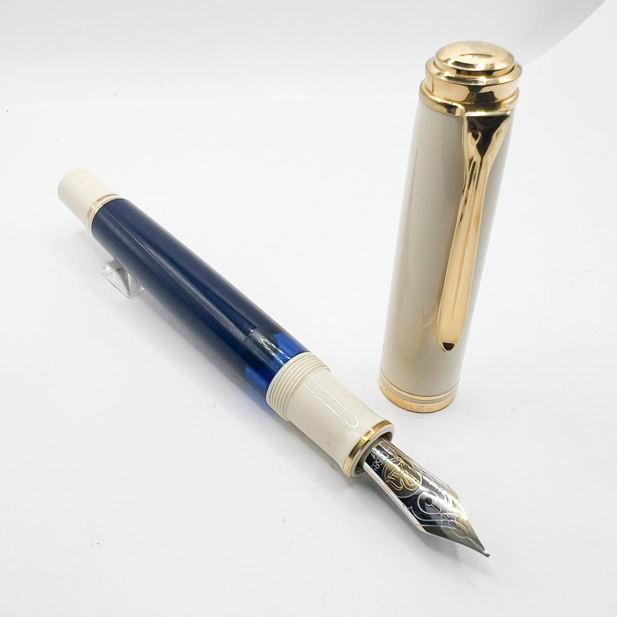 Pelikan M800 Special Edition Midnight Blue/Cream Fountain Pen - Flexible Medium 14kt Gold Nib