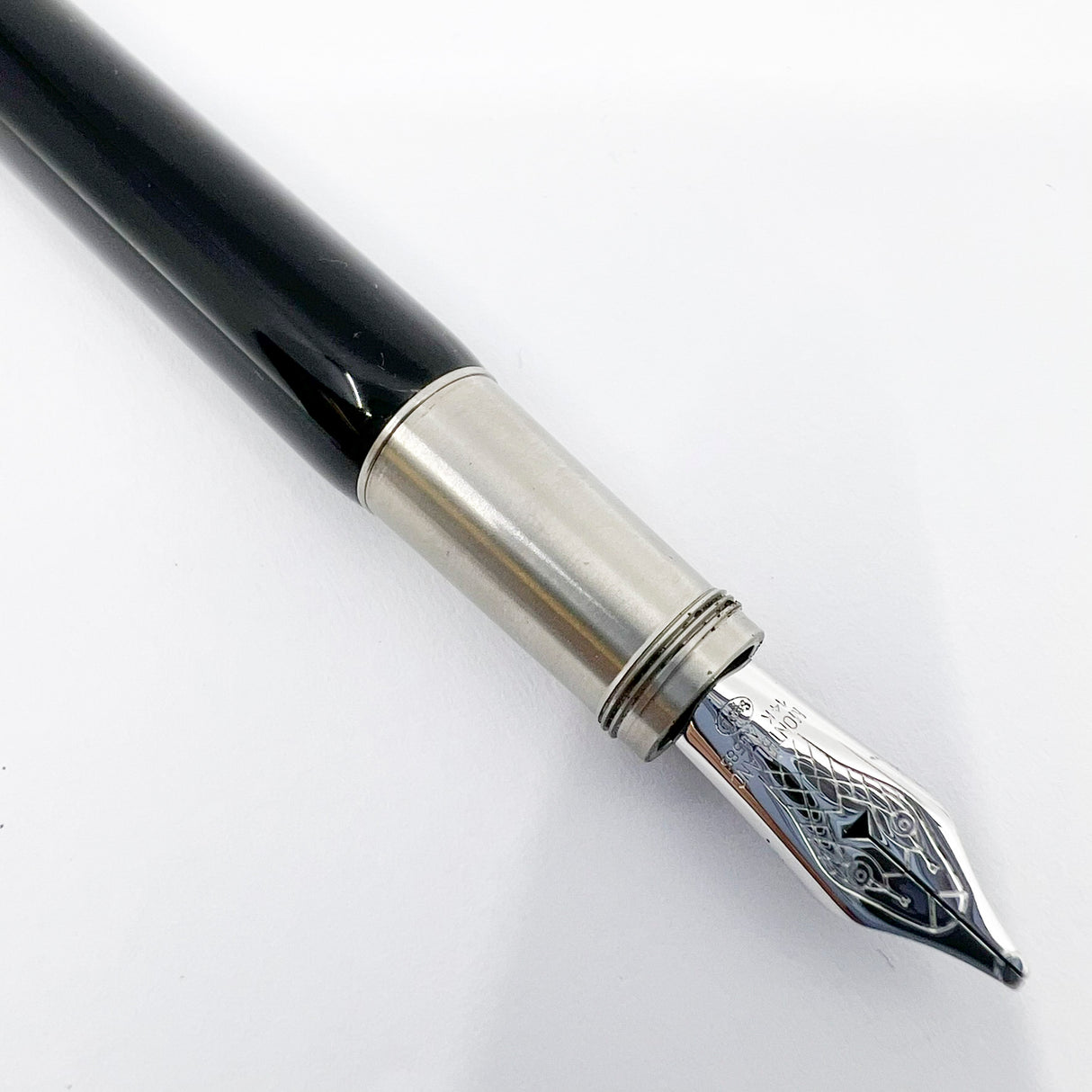 Montblanc Heritage Rouge Et Noir Black Fountain Pen  - Double Broad Oblique (Profile of Left Foot) 14kt Gold Nib