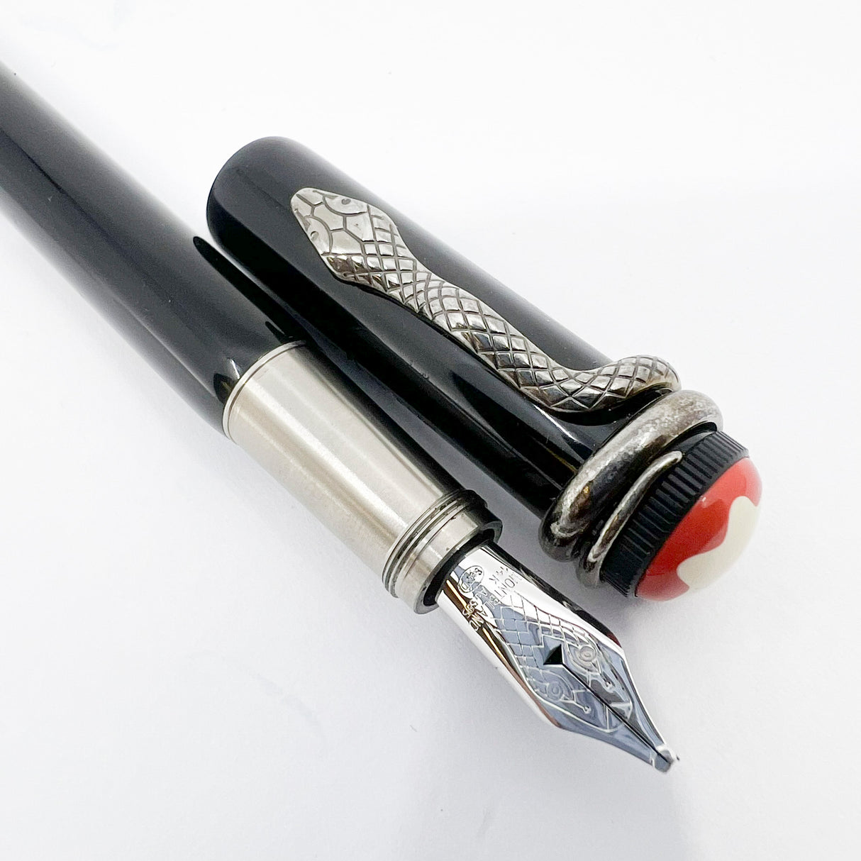Montblanc Heritage Rouge Et Noir Black Fountain Pen  - Double Broad Oblique (Profile of Left Foot) 14kt Gold Nib