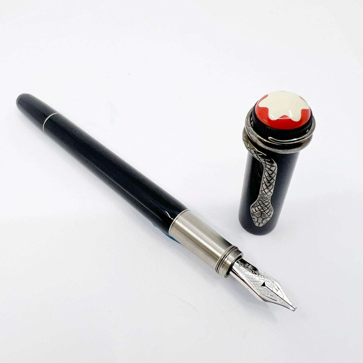 Montblanc Heritage Rouge Et Noir Black Fountain Pen  - Double Broad Oblique (Profile of Left Foot) 14kt Gold Nib