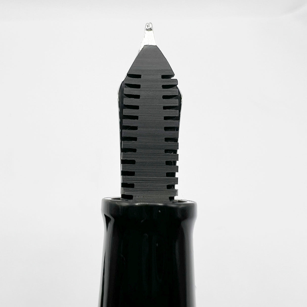 OMAS  Senior Paragon Extra - Large Facetted Black Fountain Pen - Semi-Flexible Medium 18kt Gold Nib