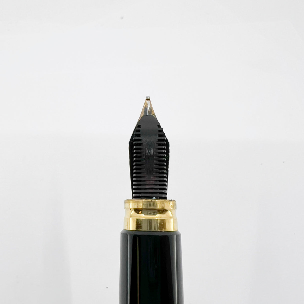 Waterman LeMan 100 Black Fountain Pen - Medium 18kt Gold Nib