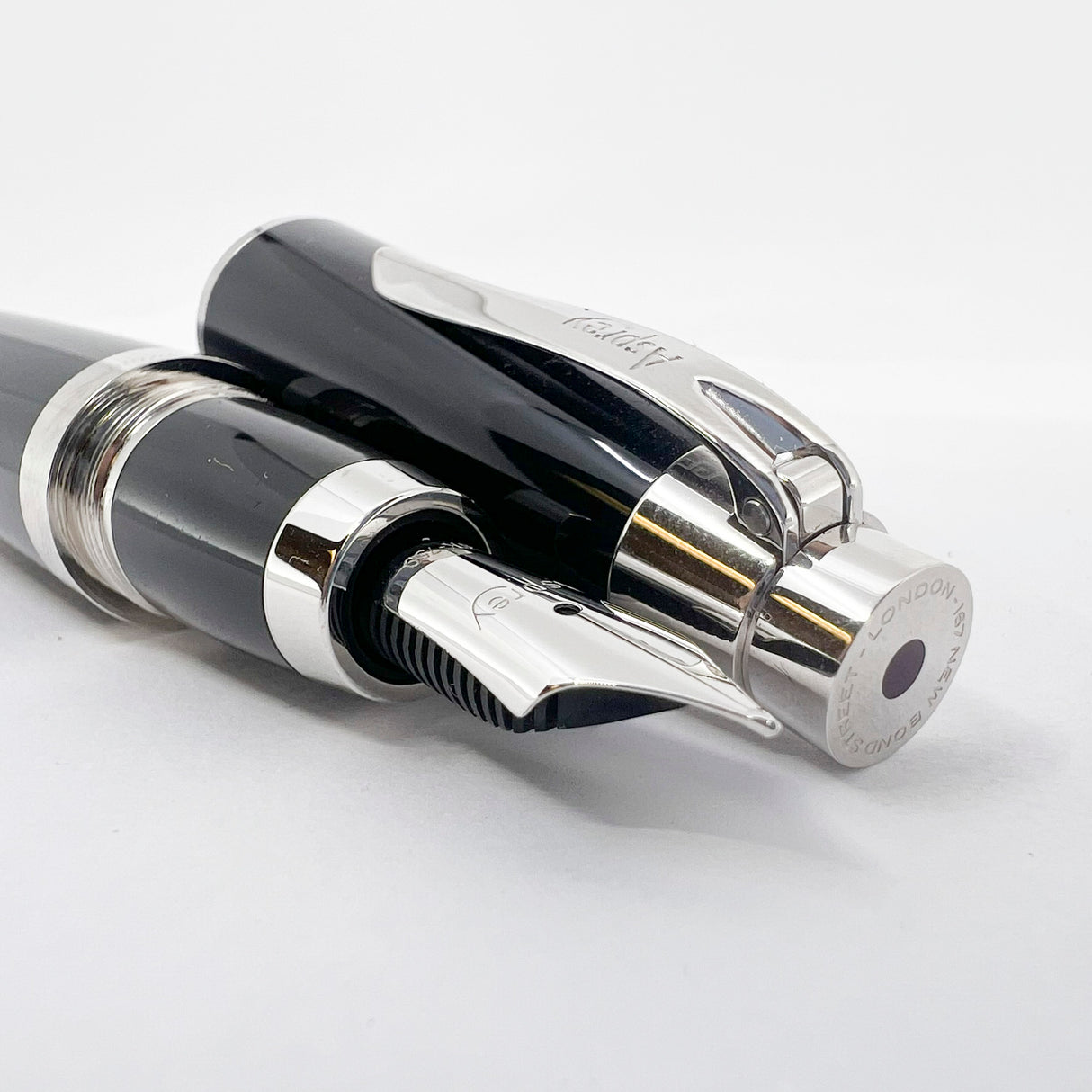 Asprey of London Black Lacquer Fountain Pen - Medium 18kt Gold Nib