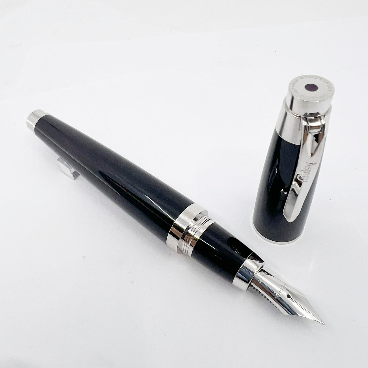 Asprey of London Black Lacquer Fountain Pen - Medium 18kt Gold Nib