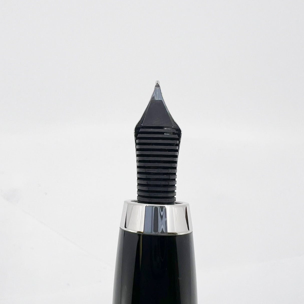 Asprey of London Black Lacquer Fountain Pen - Medium 18kt Gold Nib