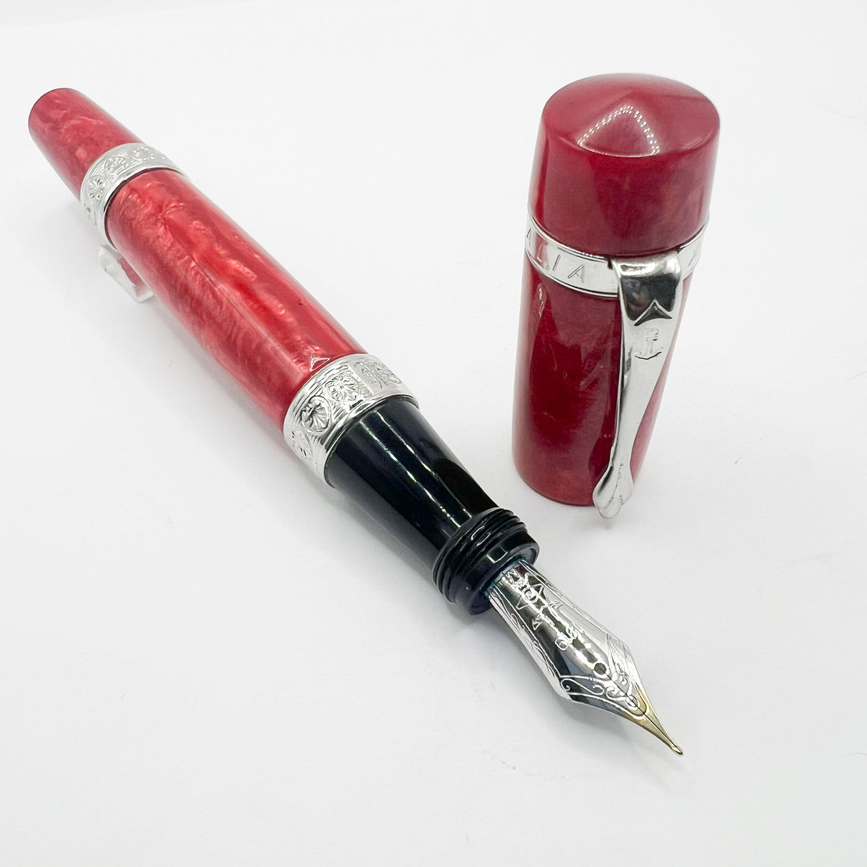 Ancora (Italy) Striated Lustrous Red  Perla Fountain Pen - Flexible Medium 18kt Gold Nib