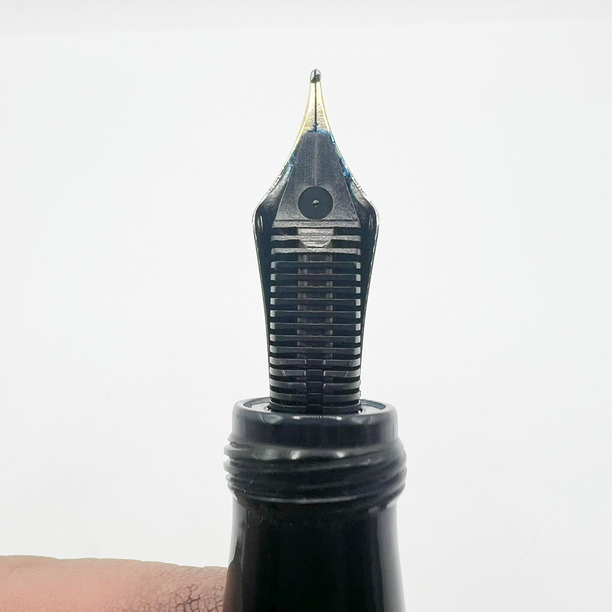 Ancora (Italy) Striated Lustrous Red  Perla Fountain Pen - Flexible Medium 18kt Gold Nib